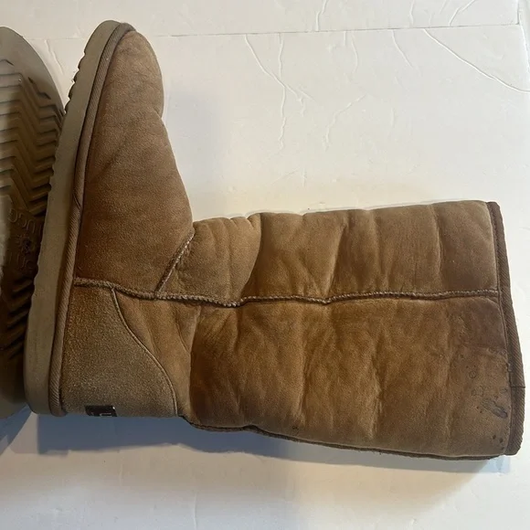 UGG Classic Tall boots genuine leather upper in chestnut brown sheepskin lining - Picture 9 of 16